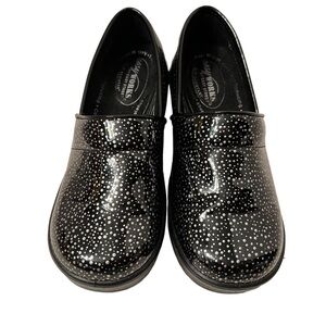 Easy Works by Easy Street Women’s Slip Resistant Clog Size 5M